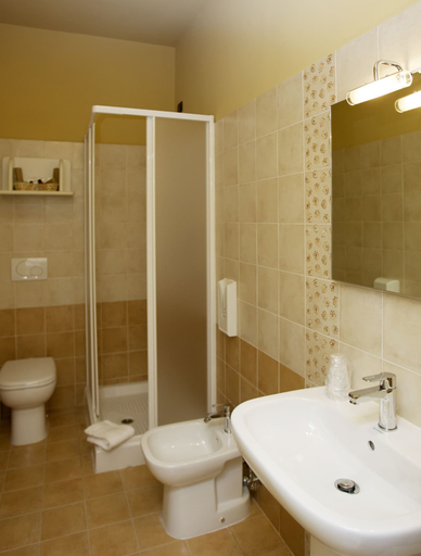 Bathroom 4, Palazzo Riario, Viterbo
