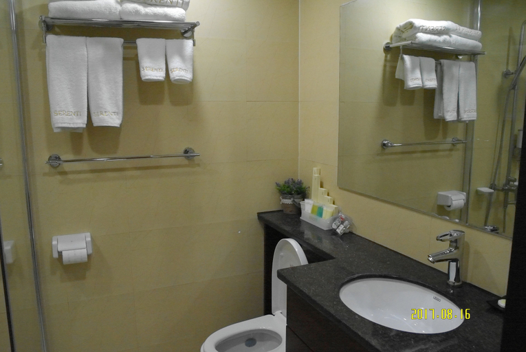 Bathroom 5, Serenti Hotel, Saipan