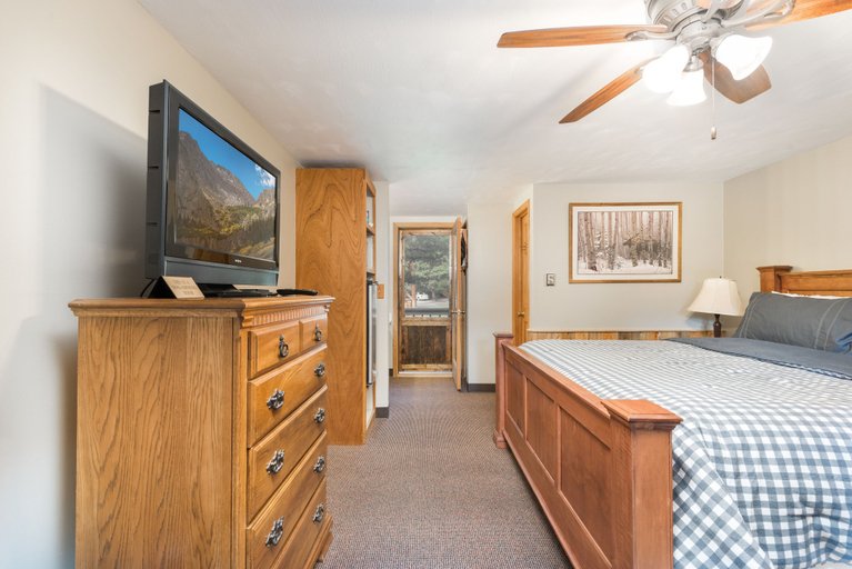 Bedroom 3, 4 Seasons Inn on Fall River, Larimer