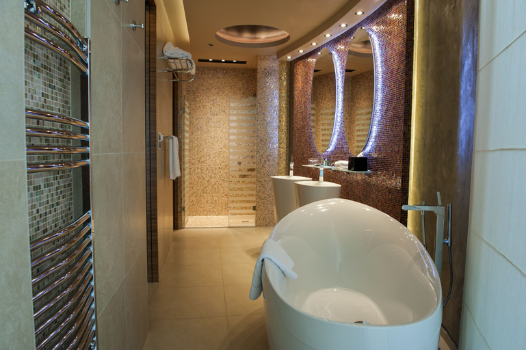 Bathroom 5, Four Points by Sheraton Kecskemet Hotel & Conference Center, Kecskemét