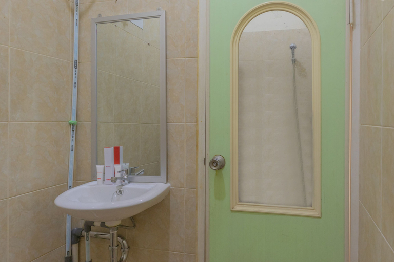 Bathroom 3, OYO 1221 Exclusive 48 Syariah, South Jakarta