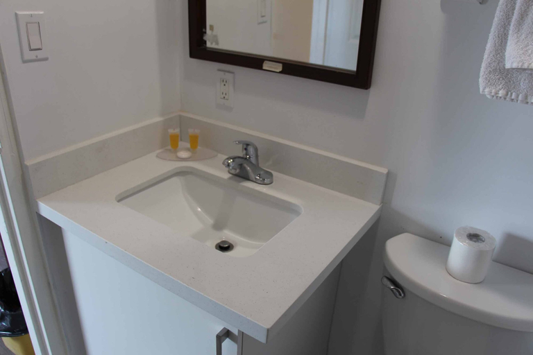 Bathroom 3, Huron Coast INN, Bruce