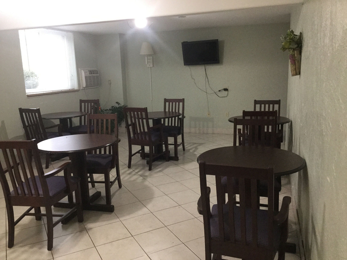 Food & Drinks 5, Americas Best Value Inn Jefferson City, Cole