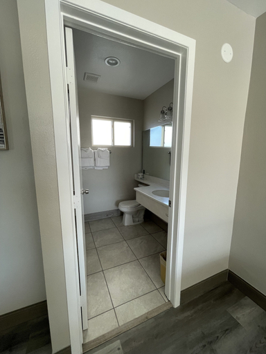 Bathroom 5, University Inn, San Luis Obispo