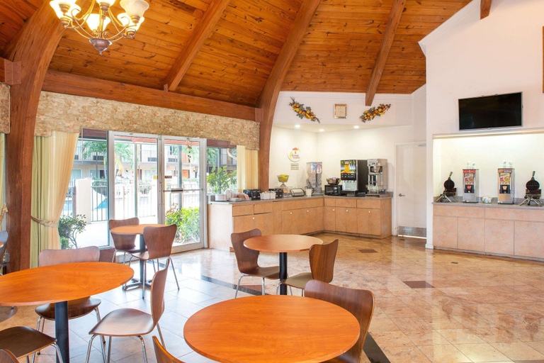 Food & Drinks 5, Super 8 by Wyndham North Palm Beach, Palm Beach