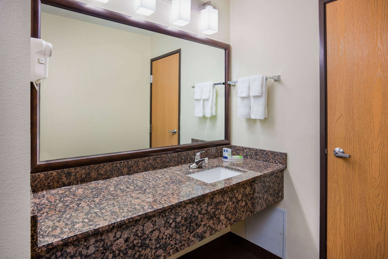 Bathroom 5, AmericInn by Wyndham Mora, Kanabec