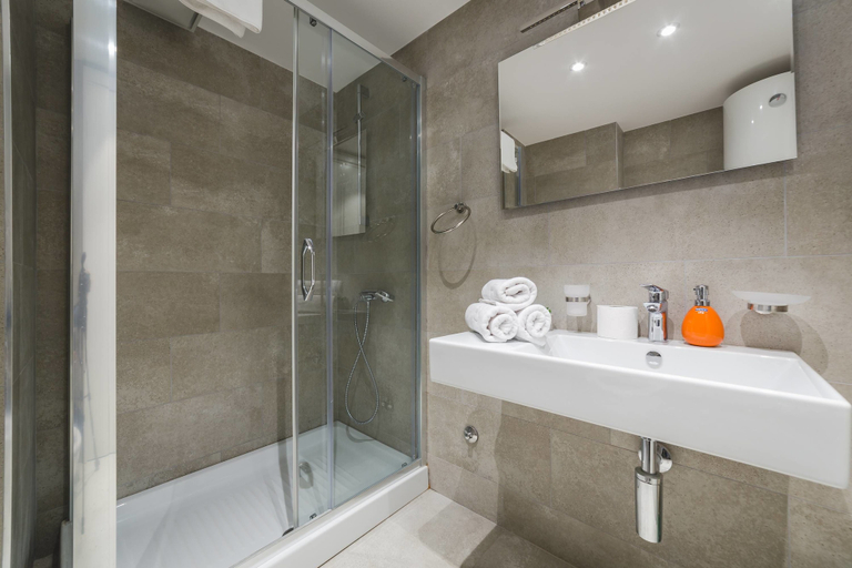 Bathroom 4, Blue Marlin