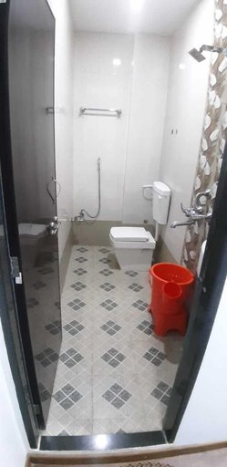 Bathroom 3, Rajhuns Deluxe Lodging, Kolhapur