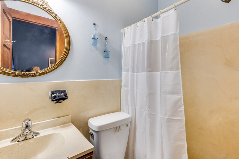 Bathroom 3, Royal Barracks Guest House, Orleans