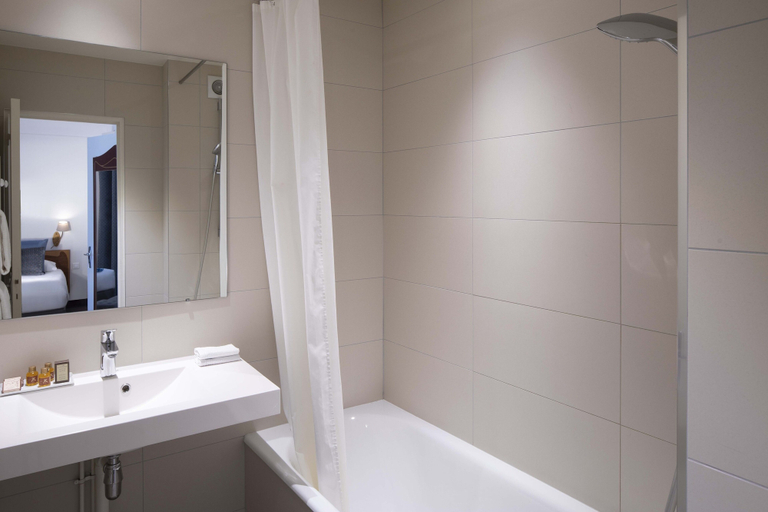 Bathroom 4, Grand Hotel des Balcons, Paris