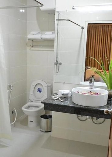 Bathroom 3, Gold Yadanar Hotel, Mandalay