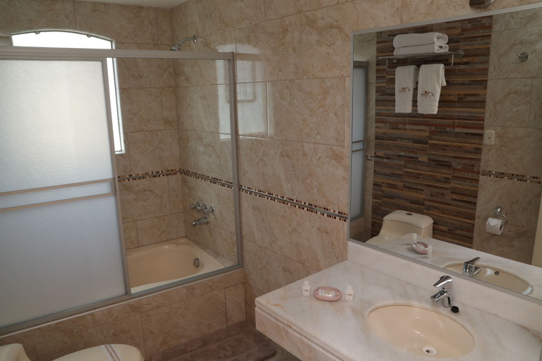 Bathroom 5, Sol Plaza Hotel, Puno