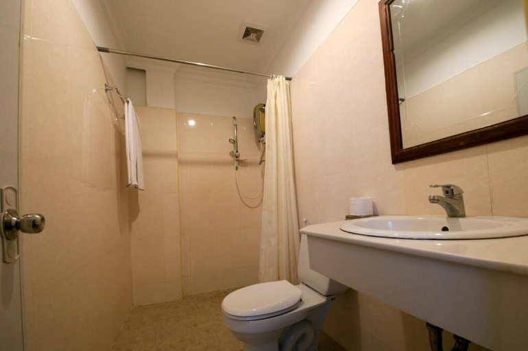 Bathroom 3, Wei Si Deng Hotel and Restaurant, Phnom Penh