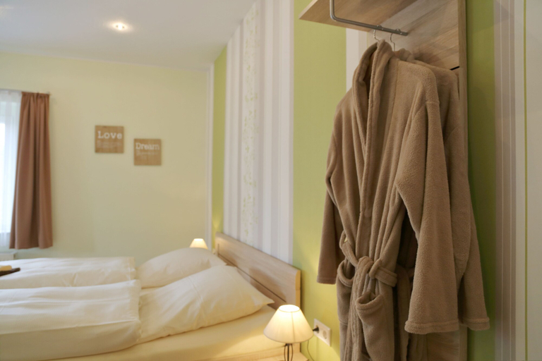 Bedroom 2, Pension Gasthof und Hotel Roter Hirsch, Mittelsachsen