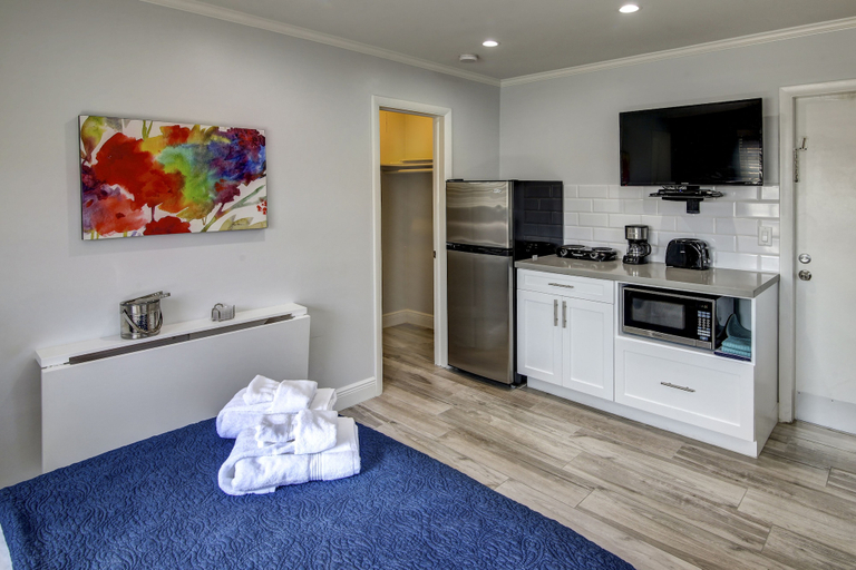 Bedroom 4, May-Dee Suites, Broward