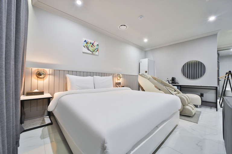 Bedroom 13