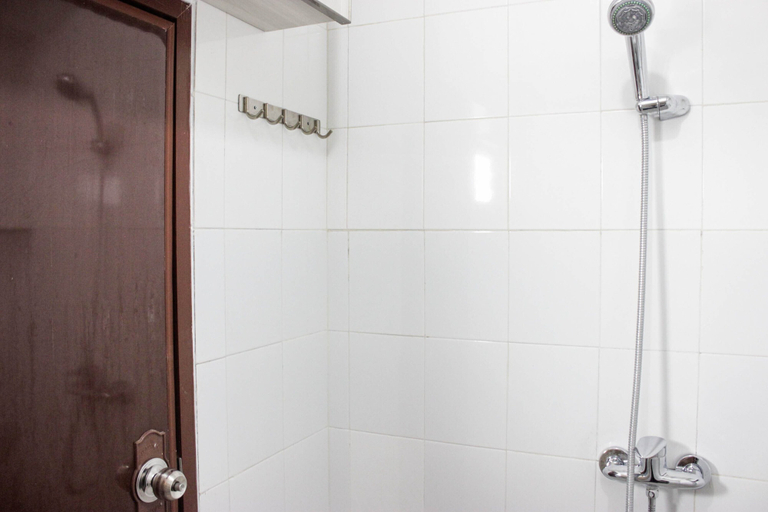 Bathroom 2, Spacious & Deluxe 2BR Gateway Ahmad Yani Cicadas Apartment, Bandung