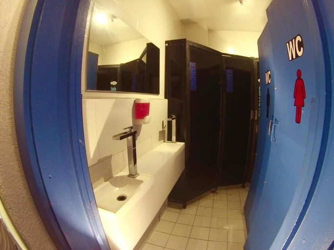 Bathroom 4, Roomies Hostel Roma, Mexico City