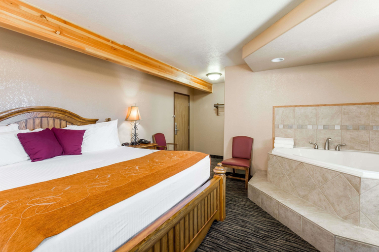 Bedroom 4, Super 8 by Wyndham Lewistown, Fergus