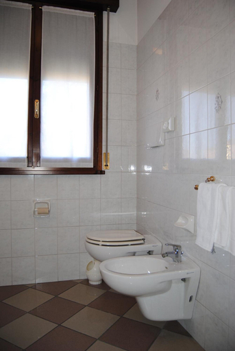 Bathroom 4, Hotel la Fenice, Modena