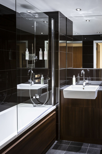 Bathroom 4, Aparthotel Adagio London Brentford, London