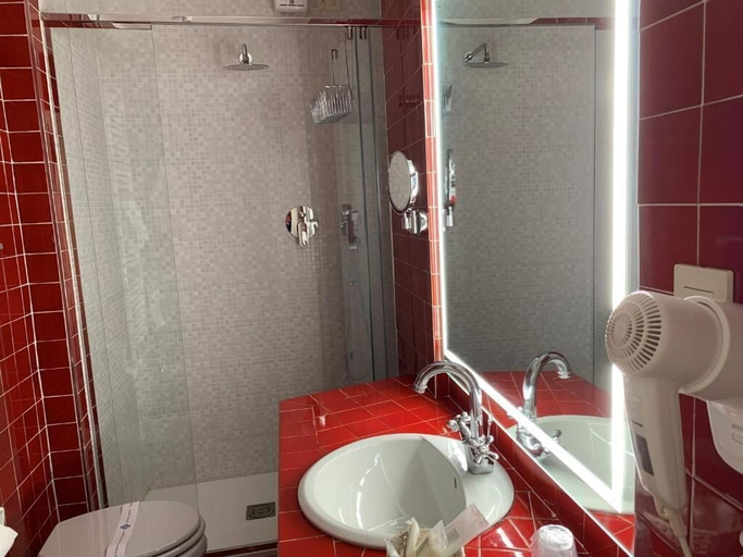 Bathroom 5, Hotel Roma, Bologna