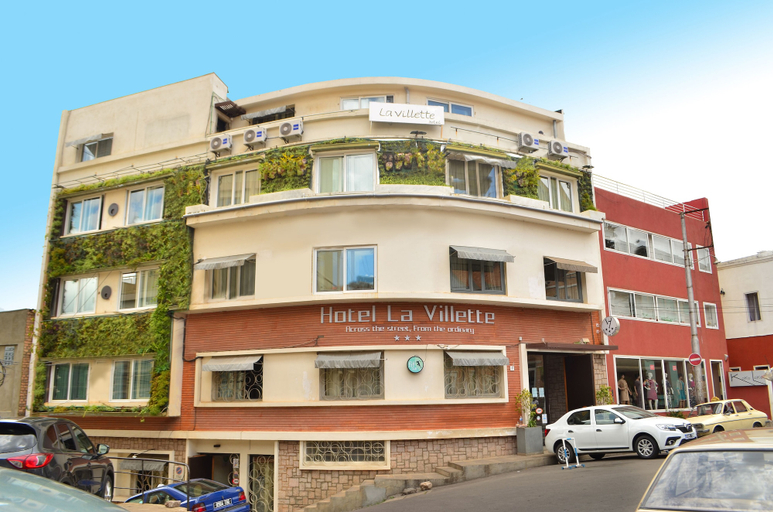 Exterior & Views