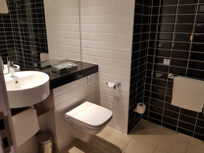 Bathroom 4, Holiday Inn Express WAKEFIELD, Wakefield