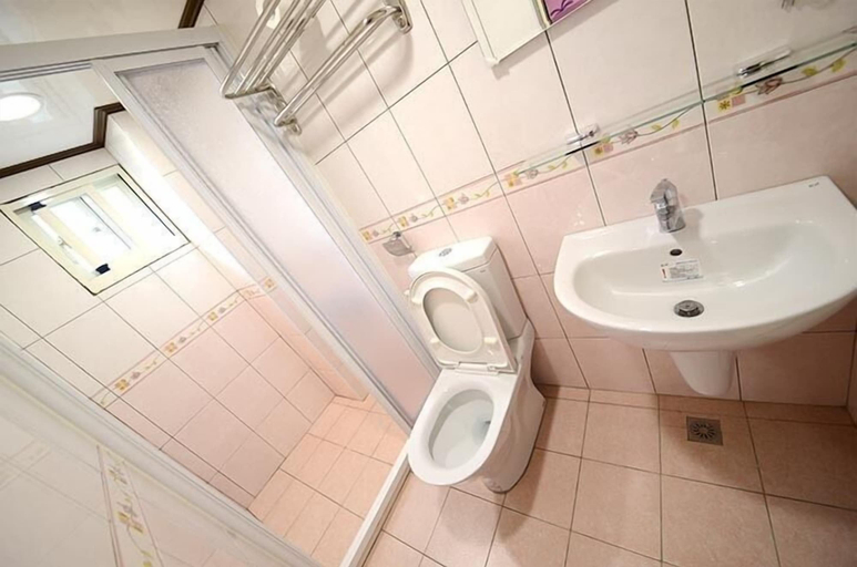 Bathroom 3, Painted Holiday, Pingtung