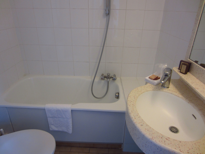 Bathroom 4, Grand Hotel des Balcons, Paris