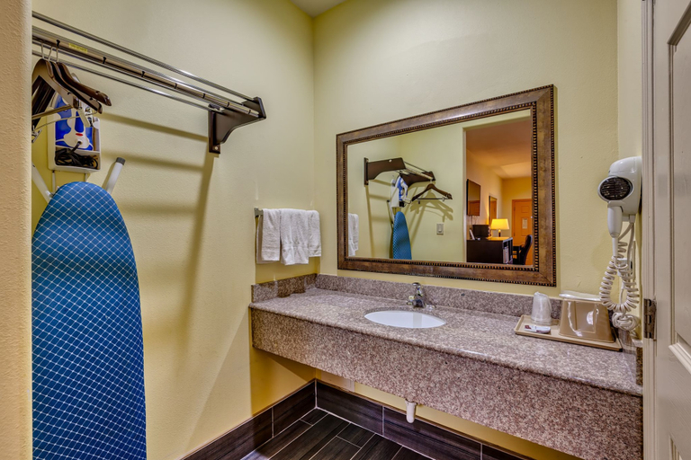 Bathroom 5, Quality Inn Brownsville, Cameron