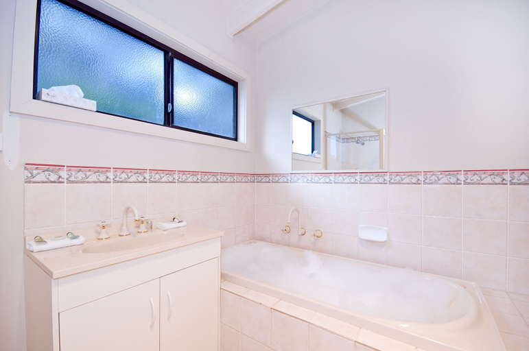 Bathroom 4, Beacon Point Ocean View Villas, Colac-Otway - South