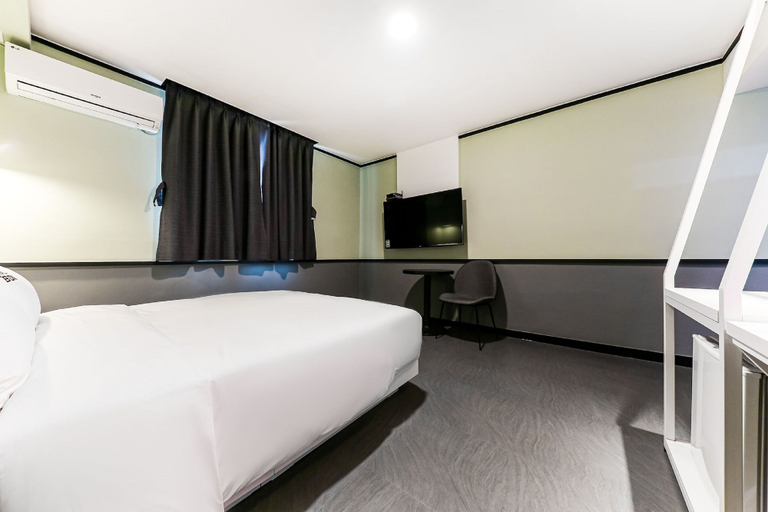 Bedroom 3, Hotel Box, Dong