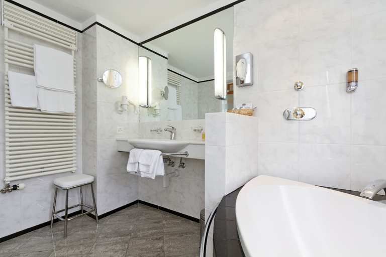 Bathroom 4, Schweizerhaus Swiss Quality Hotel, Maloja