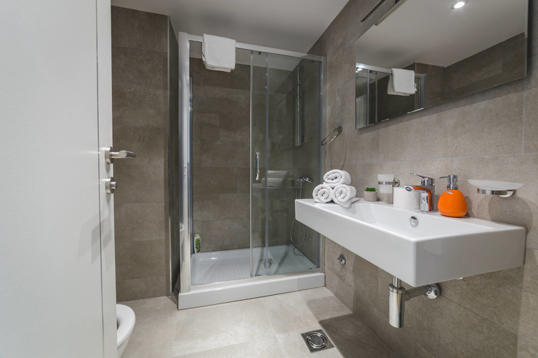 Bathroom 4, Blue Marlin