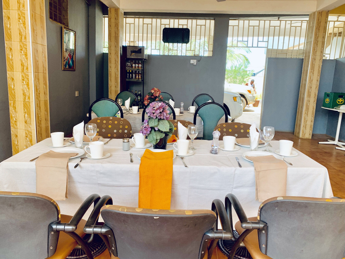 Food & Drinks, Dafika Lodge, Tema