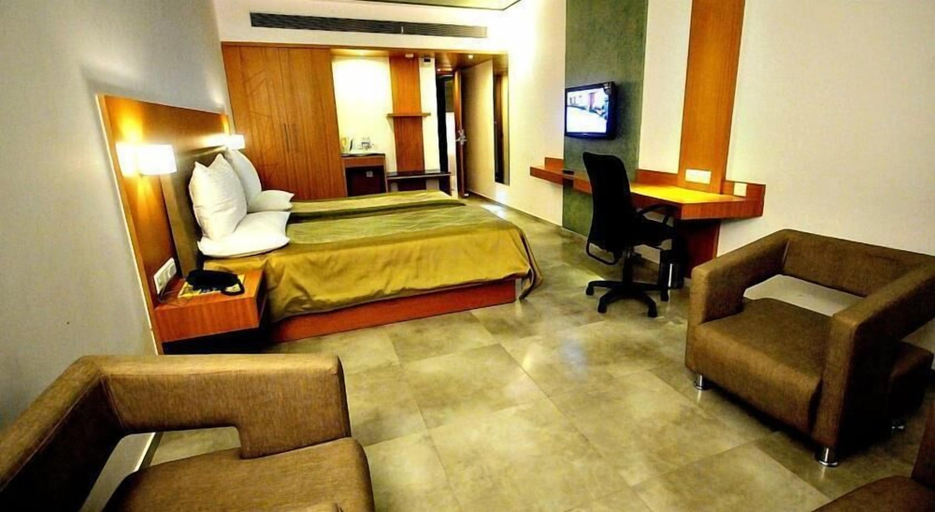 Bedroom 3, Srinivas Saffron Hotel, Dakshina Kannada