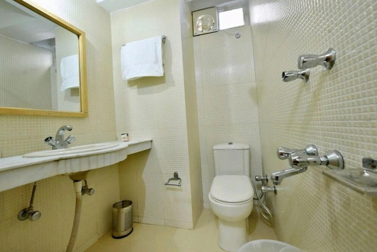 Bathroom 4, Hotel Chaman Palace, Shimla