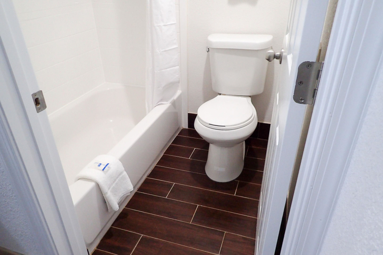 Bathroom 3, Rodeway Inn Milford, Kent