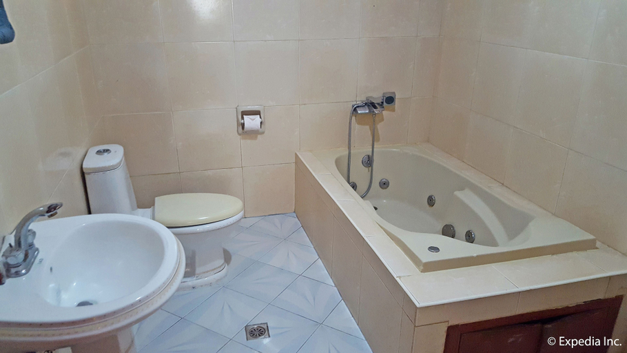 Bathroom 3, White Castle Resort & Hotel, Lian