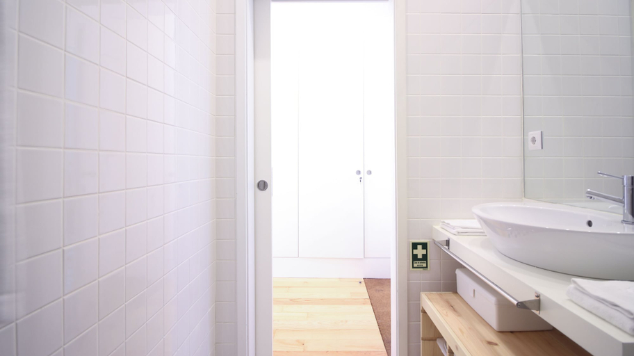 Bathroom 3, ON Apartments – Palace – Free Parking, Porto