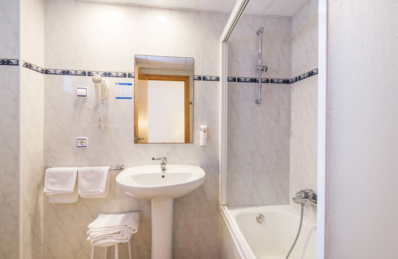 Bathroom 4, Hotel & Diving les Illes, Girona