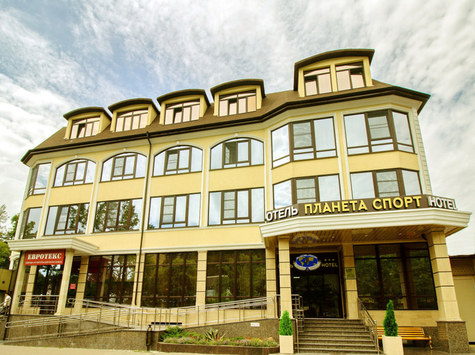 Exterior & Views