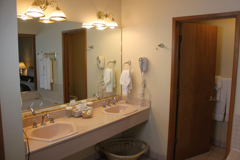 Bathroom 5, The Pines Resort, Madera