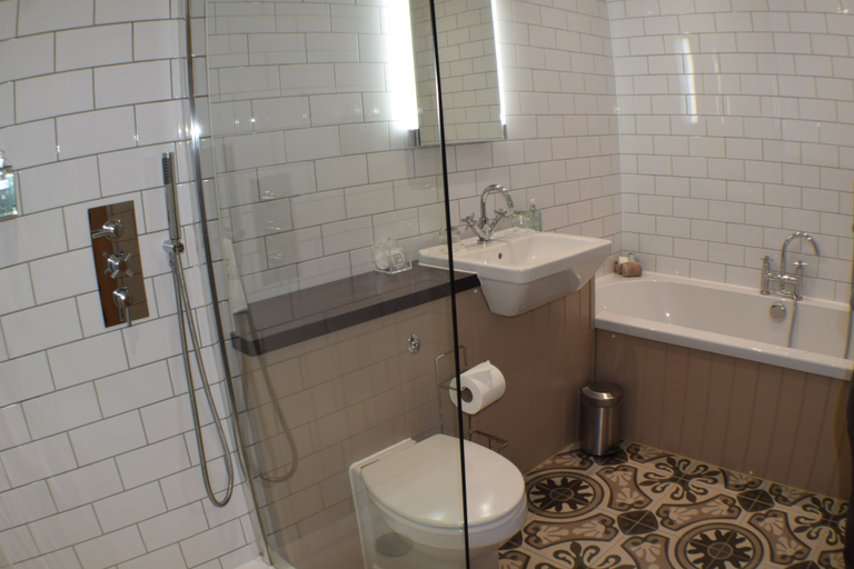 Bathroom 3, Victoria Square, Stirling