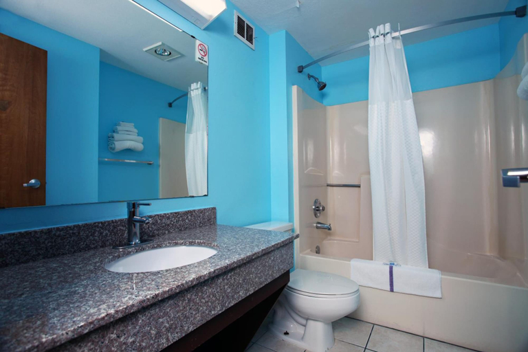 Bathroom, Coratel Inn & Suites By Jasper Newton, Harvey