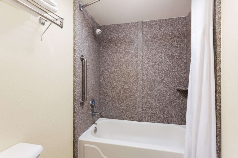 Bathroom 3, Days Inn & Suites by Wyndham Warner Robins Near Robins AFB, Houston