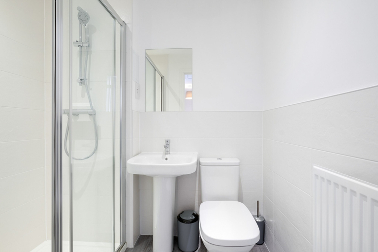 Bathroom 3, Modern 5 Bedroom 3 Bath Hse Aylesbury, Buckinghamshire