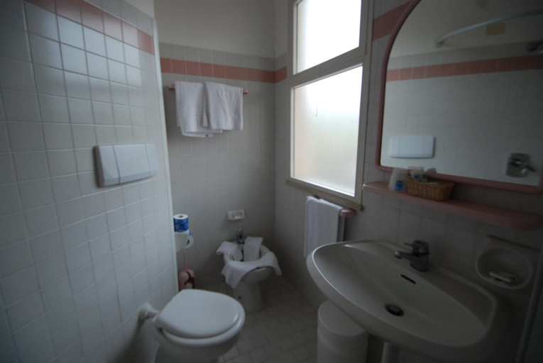 Bathroom, Hotel Carillon, Ravenna