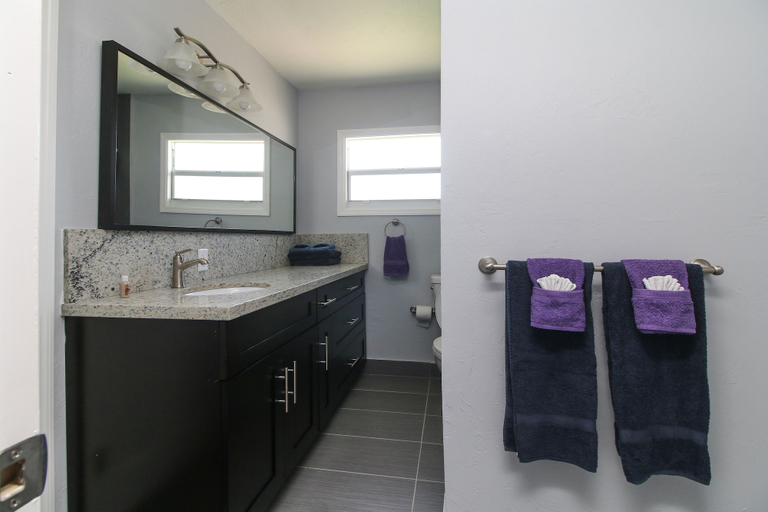 Bathroom 4, Sun Beach Inn, Broward